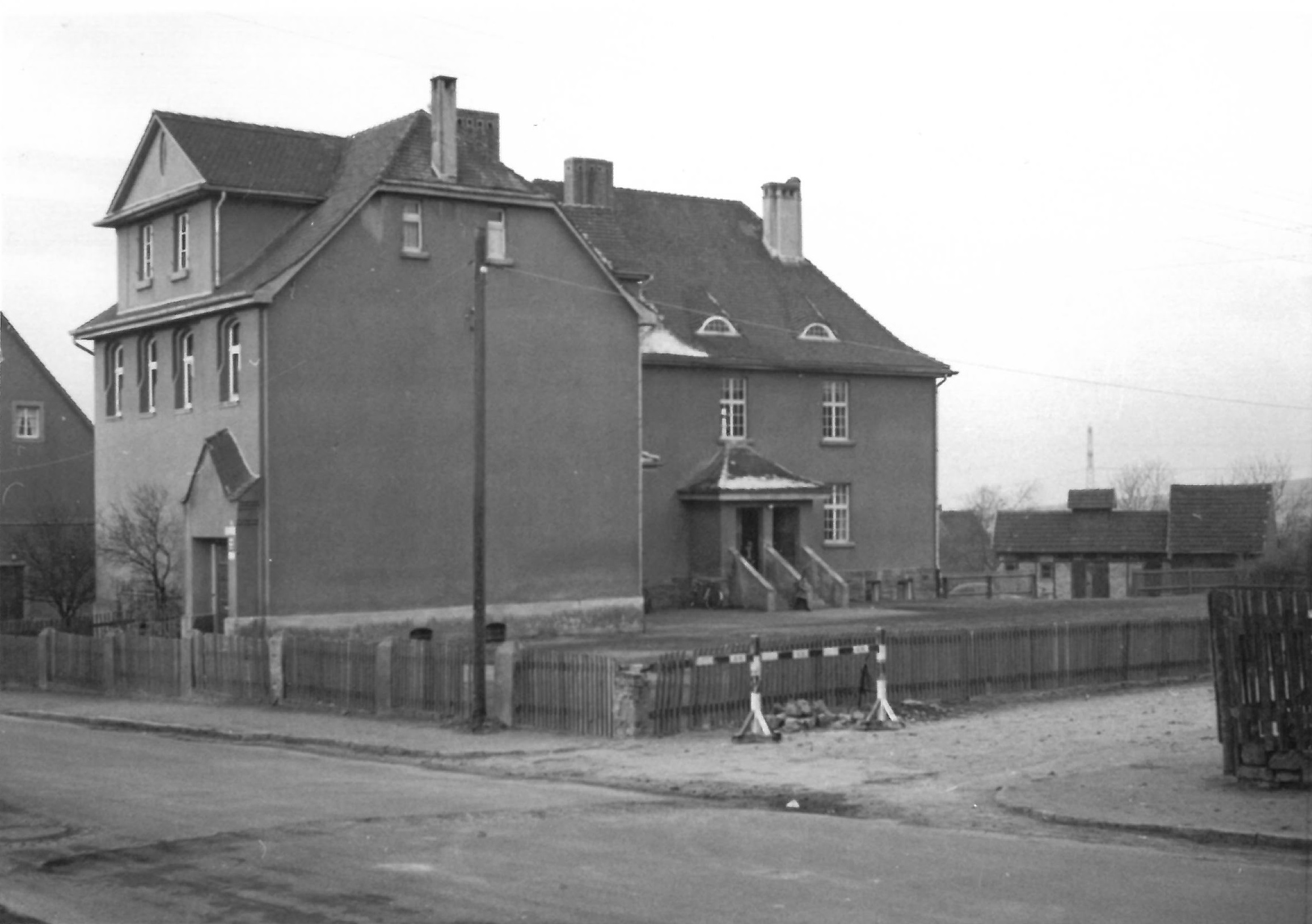 Ansicht Schulhof in der Kasseler Str. Ecke Schulstraße. @Gemeinde Niestetal Ansicht Schulhof in der Kasseler Str. Ecke Schulstraße. @Gemeinde Niestetal